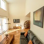 Central Edinburgh Apartment By The Castle
