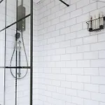 & Modern 2bd Flat - דירה *
