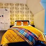 Scot Townhouse בית הארחה 4*