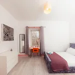 Central Edinburgh Apartment By The Castle *