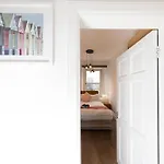Central Edinburgh Apartment By The Castle *