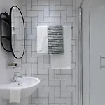 Modern With Kitchen & Ensuite In Édimbourg