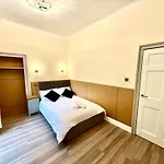 The Handy Hub Luxury Victorian - Fast Wifi &