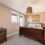 Gorgeous 3 Bed House Free Parking & Garden