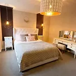 Gorgeous 3 Bed House Free Parking & Garden Edimburgo