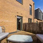 Gorgeous 3 Bed House Free Parking & Garden