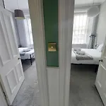 Spacious With Easy Access To Airport & Centre 아파트 에든버러