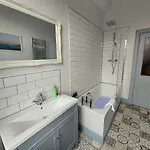 Spacious With Easy Access To Airport & Centre 아파트