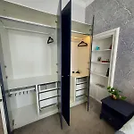 Spacious With Easy Access To Airport & Centre דירה *
