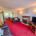 3 Bedroom Home, Peaceful Garden *