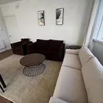 4br Near Airport & Centre Free Parking *
