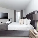 Luxurious - Sleeps 6