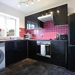 Lejlighed Ideal Location With Free On-site Private Parking *