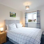 Ideal Location With Free On-site Private Parking Lejlighed