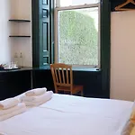4 Friends House בית הארחה *