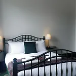 4 Friends House בית הארחה