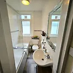 Apartmán 2 Bed Apt, 4 Beds, 3 Tvs Parking *
