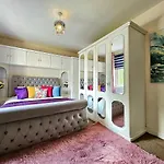 2 Bed Apt, 4 Beds, 3 Tvs Parking Apartmán *