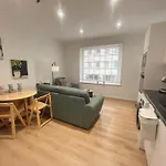 Two Cozy In A Residential דירה *