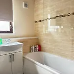 Spacious 1br Flat By Centre