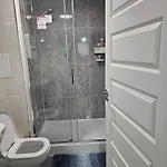 Stylish 2-bed Flat With Open-plan Living Parking Apartament