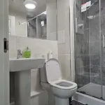 Apartament Stylish 2-bed Flat With Open-plan Living Parking