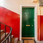 בית נופש Edinburgh, Deanvillage Cosy Hideaway *