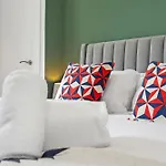 Villa Stylish 2-bed Garden