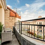 Apartament Stylish 2-bed Flat With Balcony Near Haymarket - Pass The Keys *