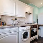 Bright Sleep 4 15 Minute Centre Free Parking Neaby