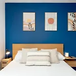 Stylish 2-bed Flat With Balcony Near Haymarket - Pass The Keys *