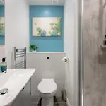 Stylish 2-bed Flat With Balcony Near Haymarket - Pass The Keys Apartament *
