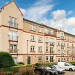 Apartament Stylish 2-bed Flat With Balcony Near Haymarket - Pass The Keys *
