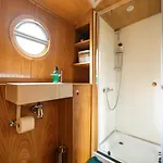 - Houseboats إدنبرة