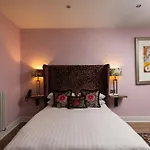 24 Royal Terrace Hotel