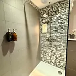 דירה Modern 3 Bedroom Apartment, West End