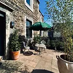 Stylish Georgian Garden + Secure Parking Daire