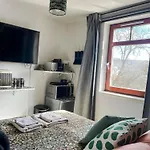 Double With Shared Bathroom Near The Shore And Tram *