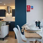 Modern 2 Bed With Parking *
