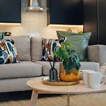 Modern 2 Bed With Parking Daire *