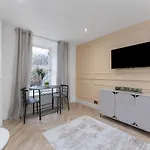 Newly Refurbished - Parking - - 3 Guests Lejlighed *