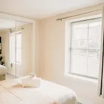 Modern 2 Bed With Parking * Edinburgh