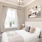 1 Bed In The Heart Of Grassmarket With Castle Views * Эдинбург