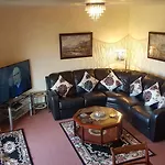 Penthouse Sleeps 11 דירה *