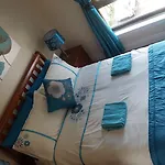 Penthouse Sleeps 11 דירה