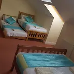 Penthouse Sleeps 11 דירה