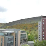 Holyrood Park - Carparking Included! شقة *