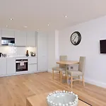Daire Destiny Scotland New Town Edinburgh