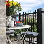 Stylish Flat In 1860's Listed Building Apartament