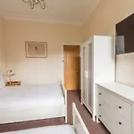 Appartement 3 Bed Overlooking Meadows Park *